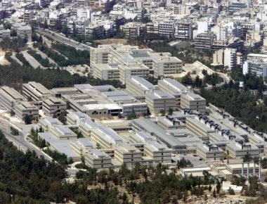Έκτροπα στην Πανεπιστημιούπολη Ζωγράφου: Μαχαίρωσαν φύλακα και προκάλεσαν εκτεταμένες ζημιές